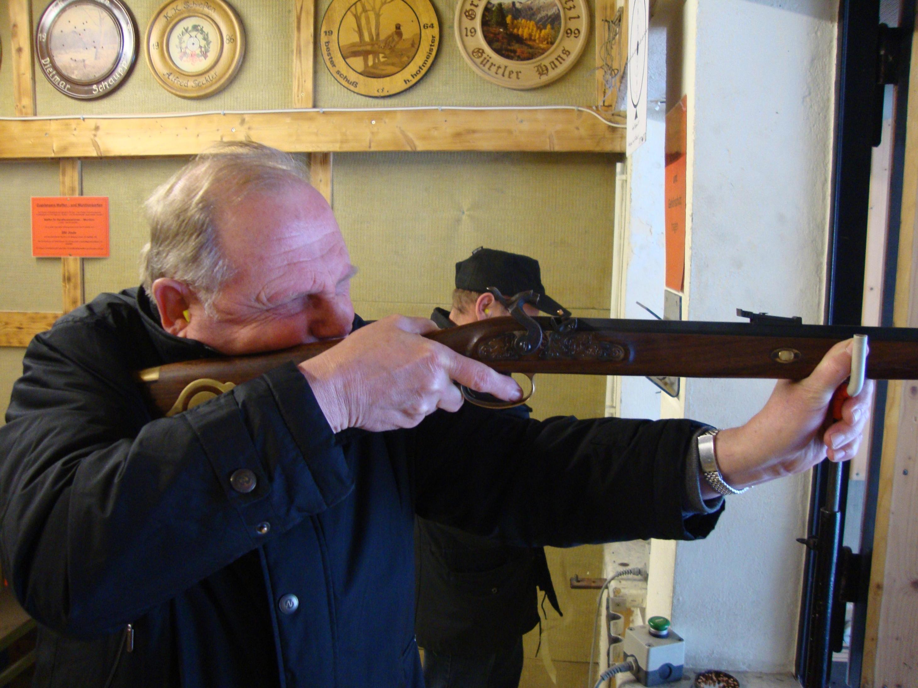 Schützenmeister Wolfgang Brenner beim Schuss auf die Festscheibe