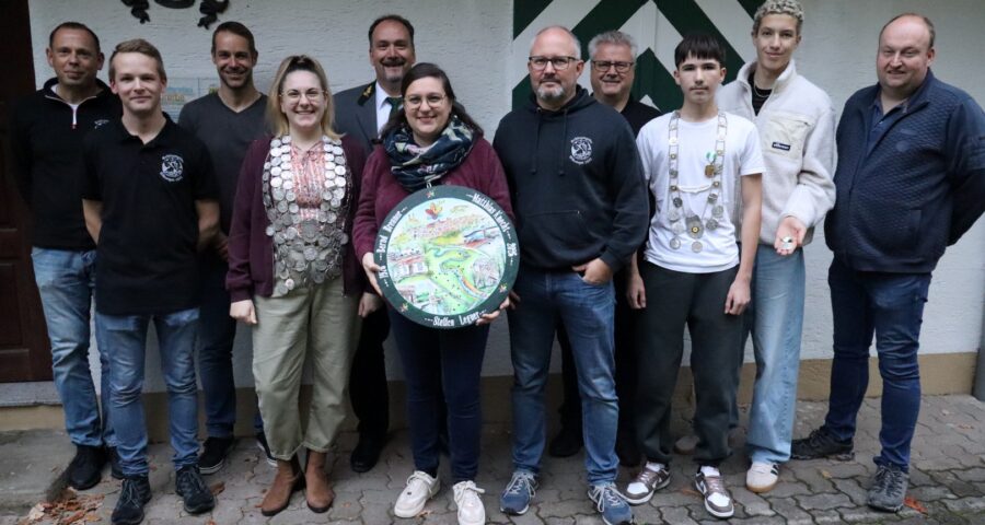 Die Schützenkönigin Lea-Marie Wagner mit ihren Rittern Thomas Dieterich und Josef Wagner, der Jugendkönig Tim Wächter mit seinem Ritter Valentin Koke sowie die Stifter der Sonderscheibe Bernd Brenner, Matthias Knecht und Steffen Legner mit zweitplatzierter Scheiben-Schützin Anni Schips begleitet von SL Michael Ortkamp und OSM Ralf Ungerer.