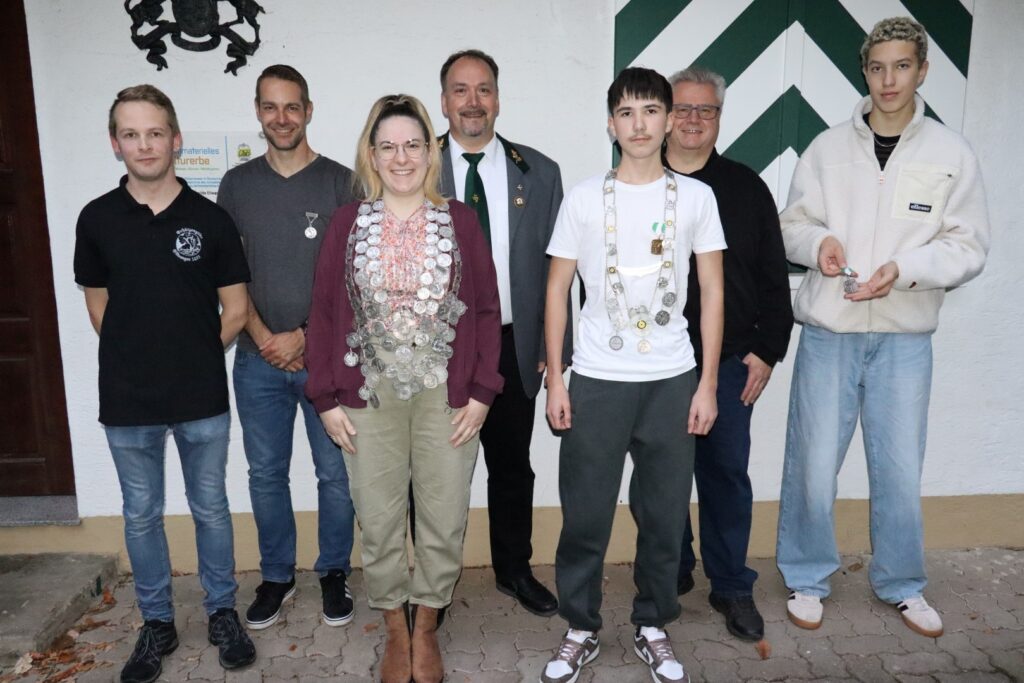 Die Schützenkönigin Lea-Marie Wagner mit ihren Rittern Thomas Dieterich und Josef Wagner und der Jugendkönig Tim Wächter mit seinem Ritter Valentin Koke begleitet von SL Michael Ortkamp und OSM Ralf Ungerer.