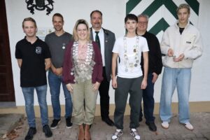Die Schützenkönigin Lea-Marie Wagner mit ihren Rittern Thomas Dieterich und Josef Wagner und der Jugendkönig Tim Wächter mit seinem Ritter Valentin Koke begleitet von SL Michael Ortkamp und OSM Ralf Ungerer.